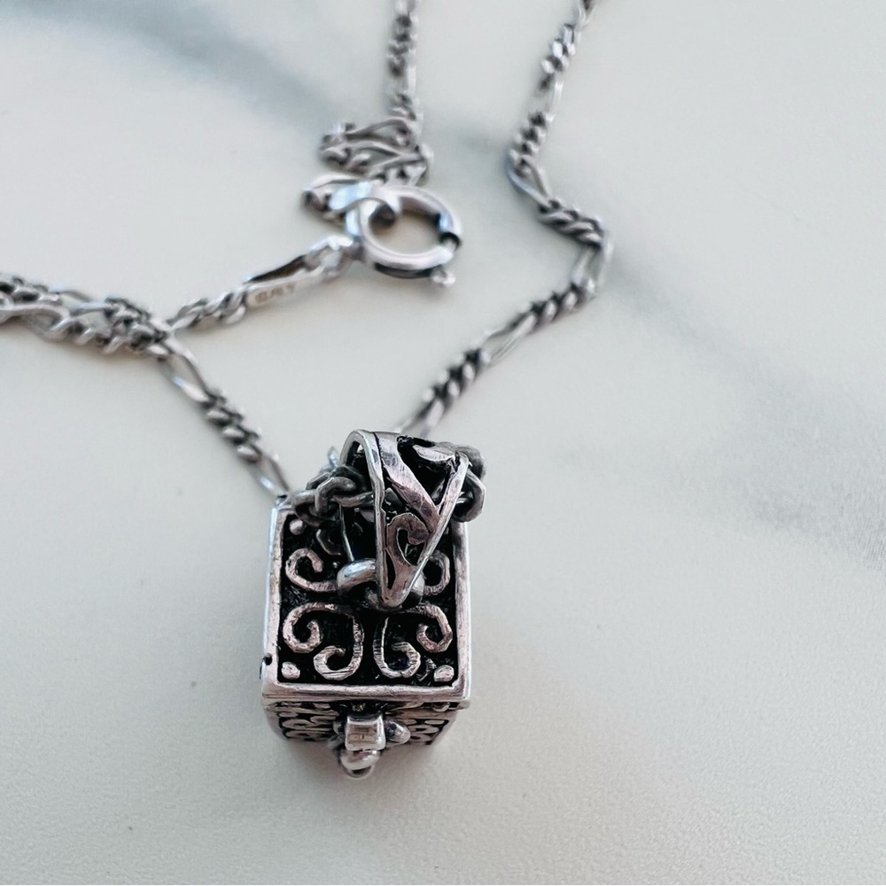 Mysterious Vintage .925 Sterling Prayer Box w/ Hinged Lid and 2mm Figaro Chain - Picture 12 of 16